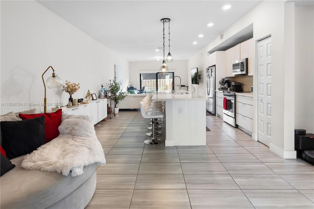 Под контрактом: $459,000 (3 спален, 2 ванн, 1236 Квадратных фут)