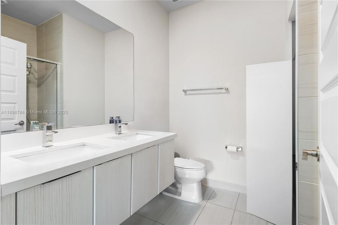 Под контрактом: $459,000 (3 спален, 2 ванн, 1236 Квадратных фут)