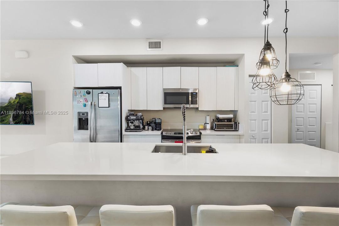 Под контрактом: $459,000 (3 спален, 2 ванн, 1236 Квадратных фут)