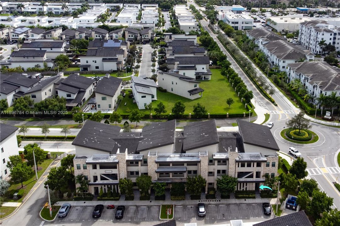 Под контрактом: $459,000 (3 спален, 2 ванн, 1236 Квадратных фут)