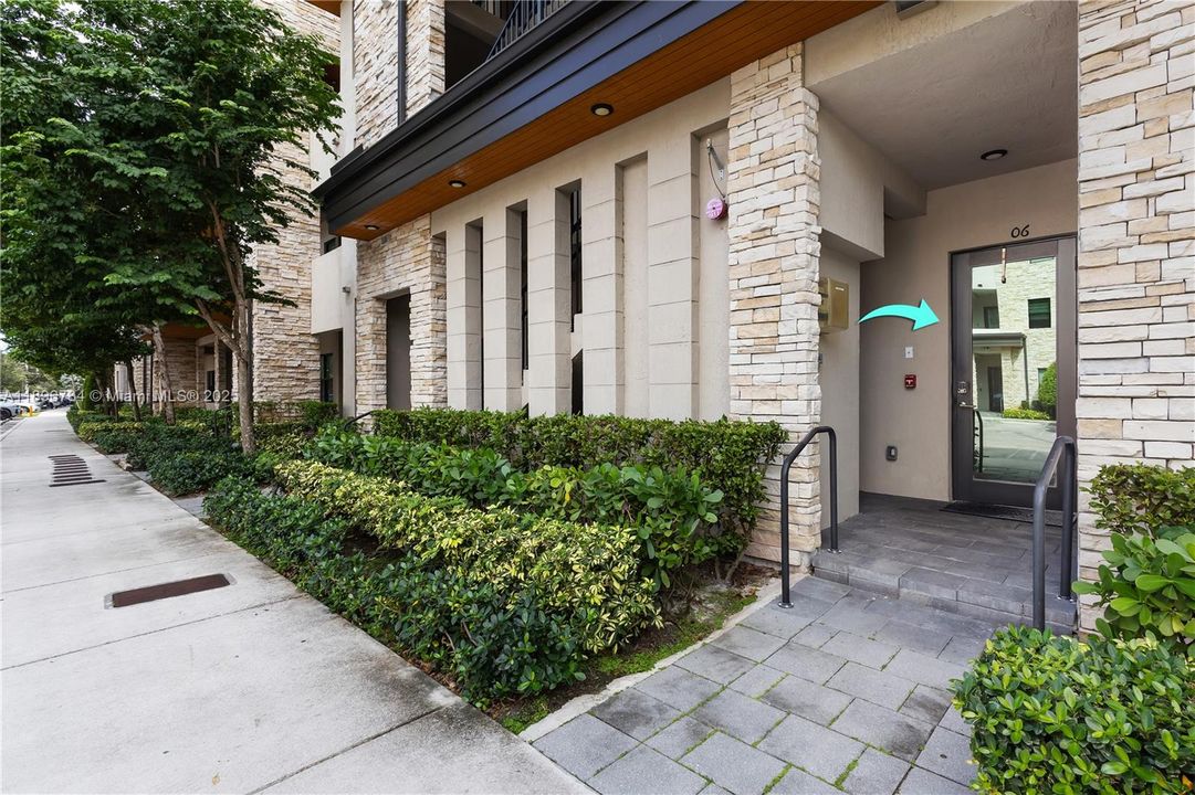 Под контрактом: $459,000 (3 спален, 2 ванн, 1236 Квадратных фут)