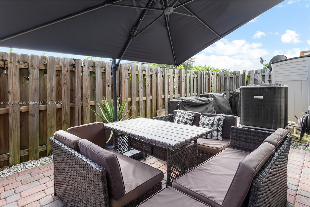 Под контрактом: $459,000 (3 спален, 2 ванн, 1236 Квадратных фут)