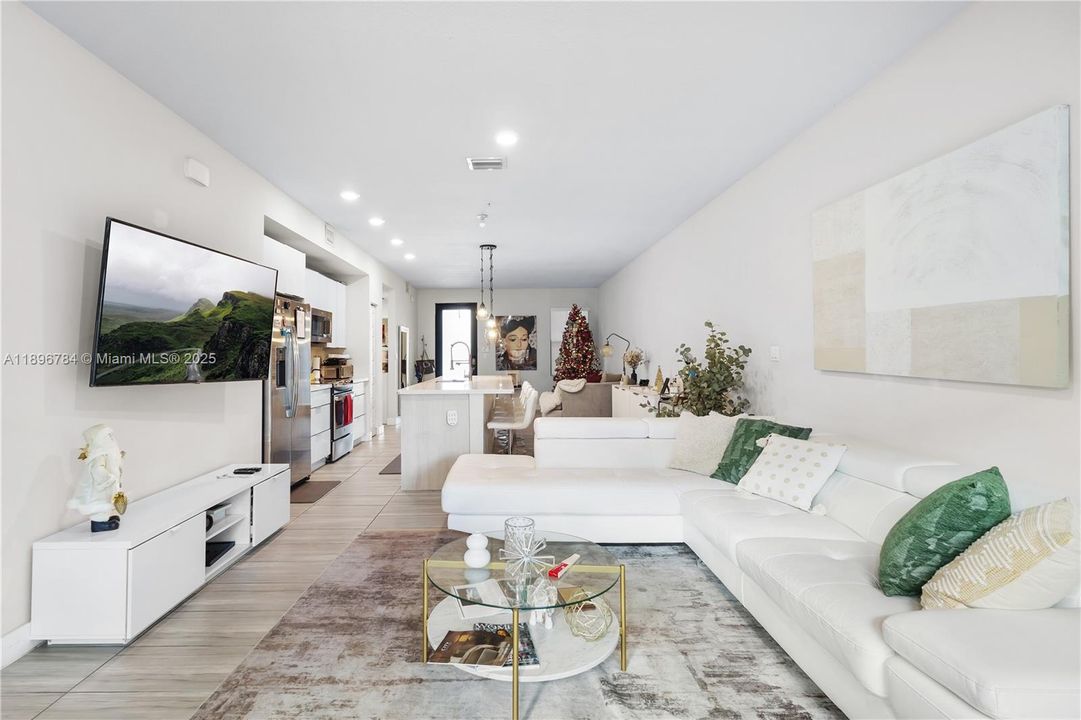 Под контрактом: $459,000 (3 спален, 2 ванн, 1236 Квадратных фут)