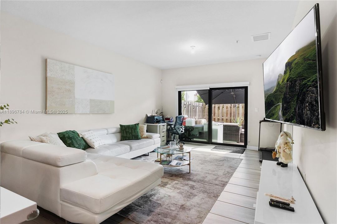 Под контрактом: $459,000 (3 спален, 2 ванн, 1236 Квадратных фут)