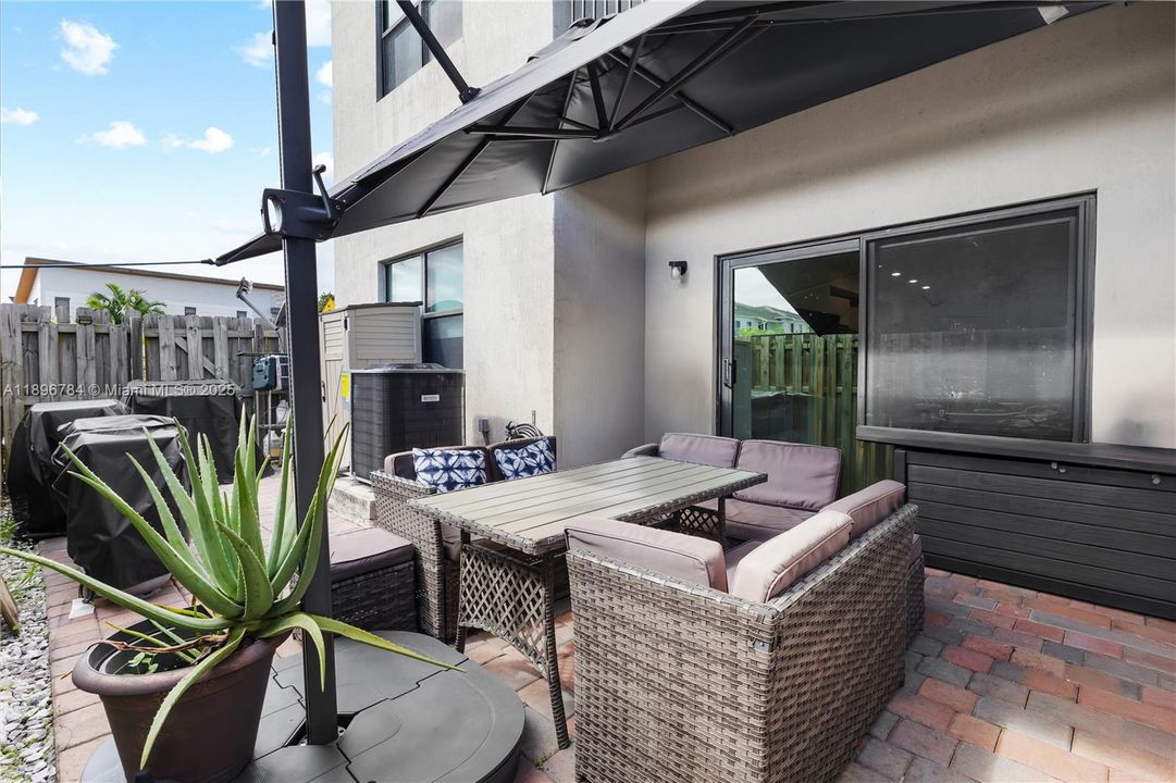 Под контрактом: $459,000 (3 спален, 2 ванн, 1236 Квадратных фут)