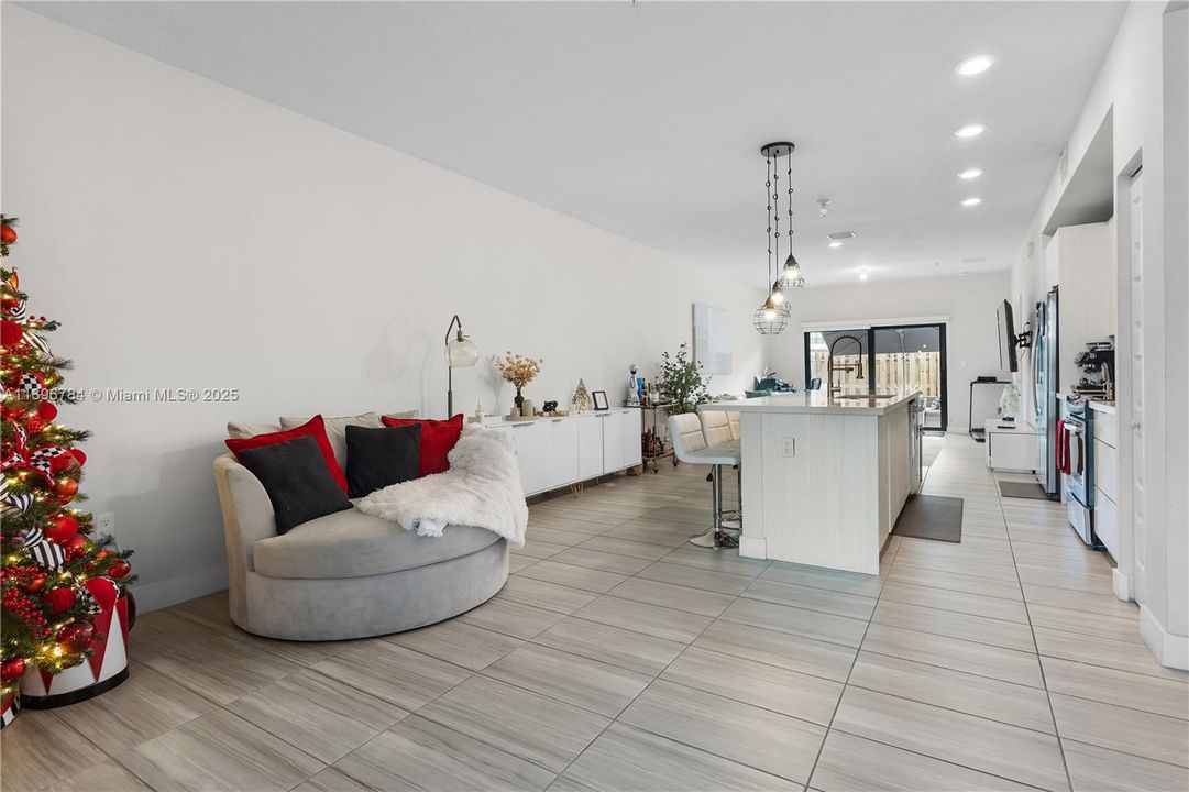 Под контрактом: $459,000 (3 спален, 2 ванн, 1236 Квадратных фут)