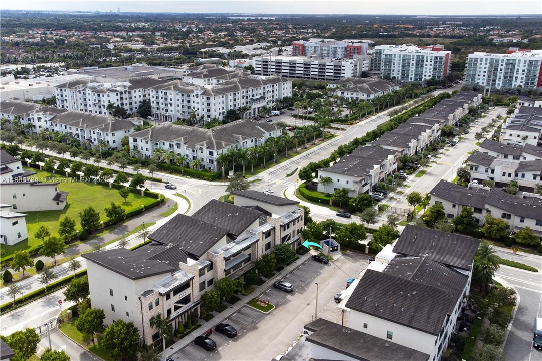 Под контрактом: $459,000 (3 спален, 2 ванн, 1236 Квадратных фут)