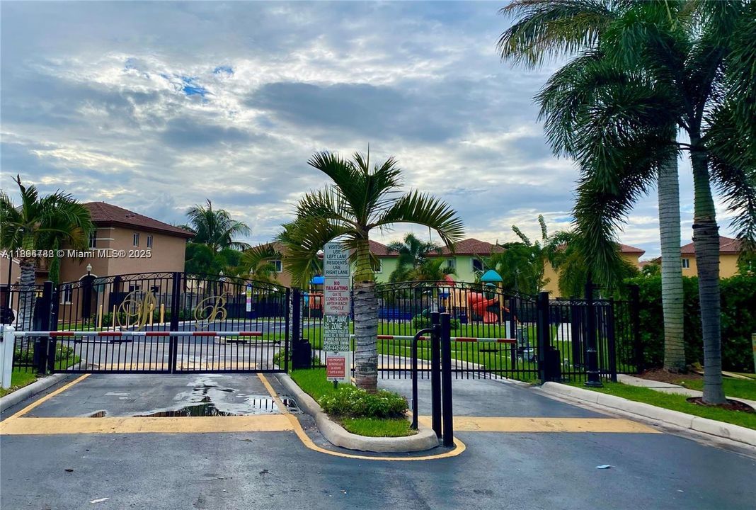 Activo con contrato: $2,850 (3 camas, 2 baños, 1507 Pies cuadrados)