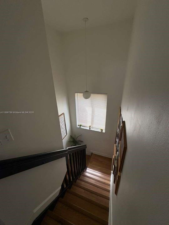 Activo con contrato: $2,850 (3 camas, 2 baños, 1507 Pies cuadrados)