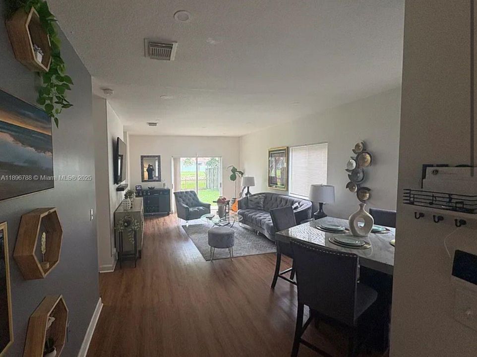 Activo con contrato: $2,850 (3 camas, 2 baños, 1507 Pies cuadrados)