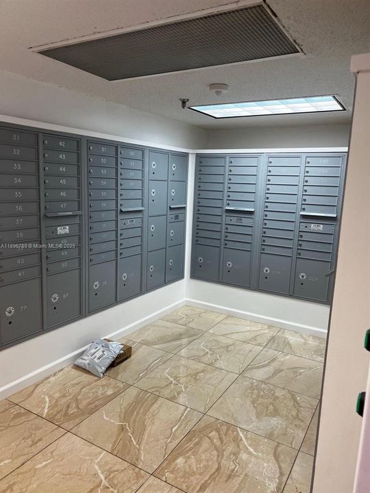 For Sale: $199,900 (2 beds, 2 baths, 1213 Square Feet)