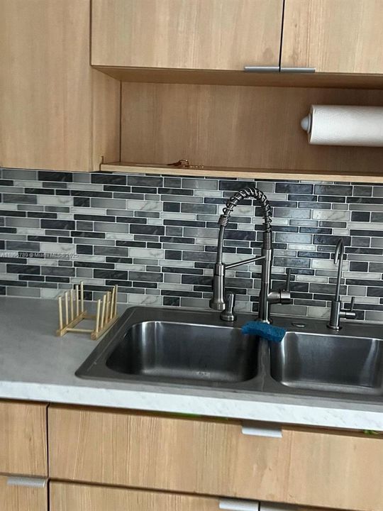 For Sale: $199,900 (2 beds, 2 baths, 1213 Square Feet)