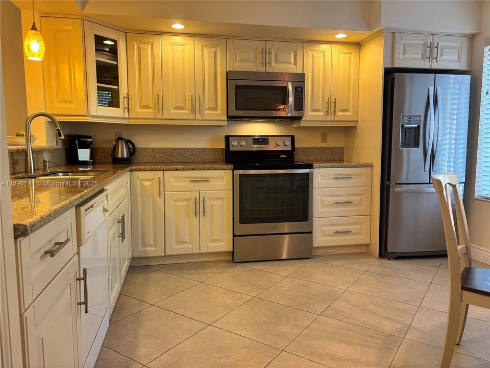 For Sale: $319,000 (2 beds, 2 baths, 1380 Square Feet)