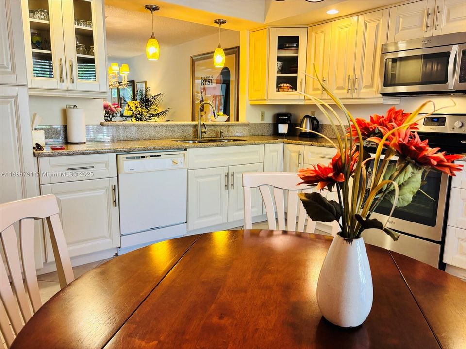 For Sale: $319,000 (2 beds, 2 baths, 1380 Square Feet)