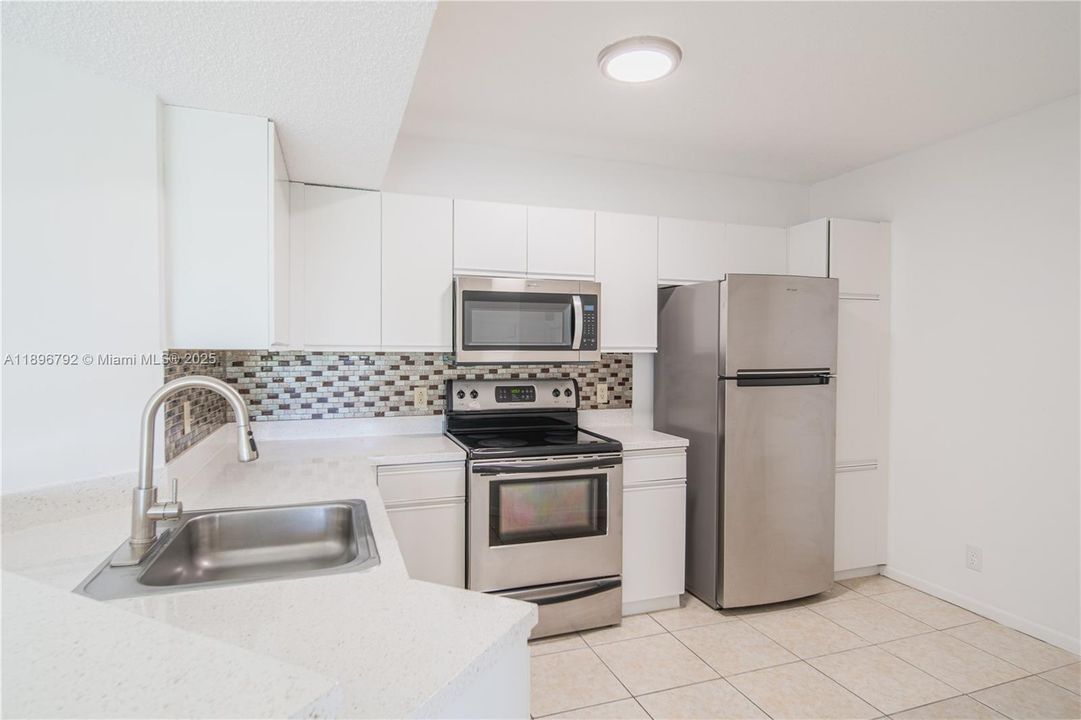 For Rent: $2,200 (2 beds, 2 baths, 984 Square Feet)