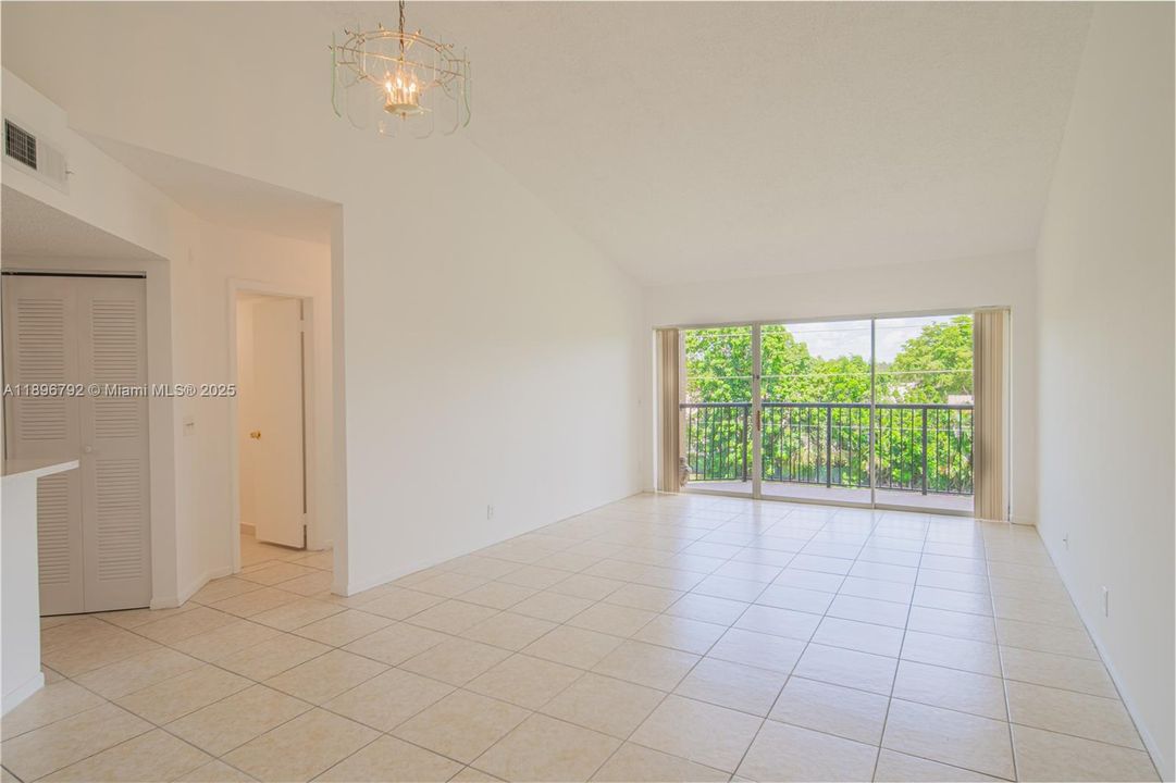 For Rent: $2,200 (2 beds, 2 baths, 984 Square Feet)