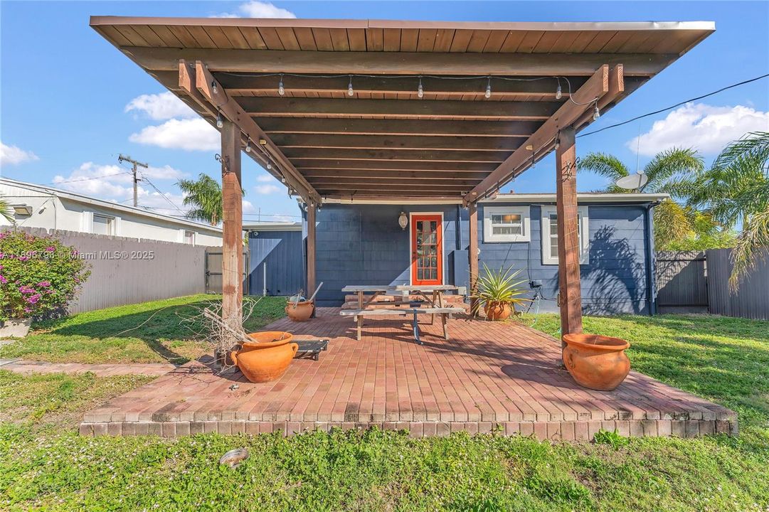 待售: $399,000 (2 贝兹, 1 浴室, 744 平方英尺)