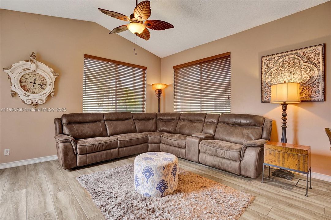 合同活跃: $460,000 (3 贝兹, 2 浴室, 1292 平方英尺)