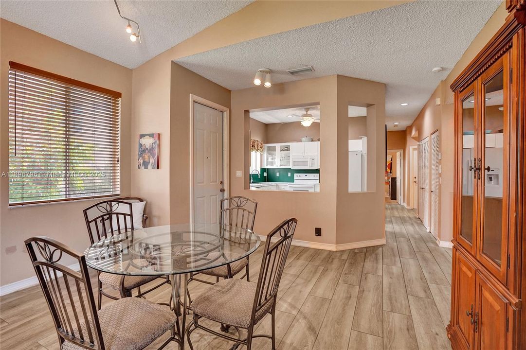 合同活跃: $460,000 (3 贝兹, 2 浴室, 1292 平方英尺)