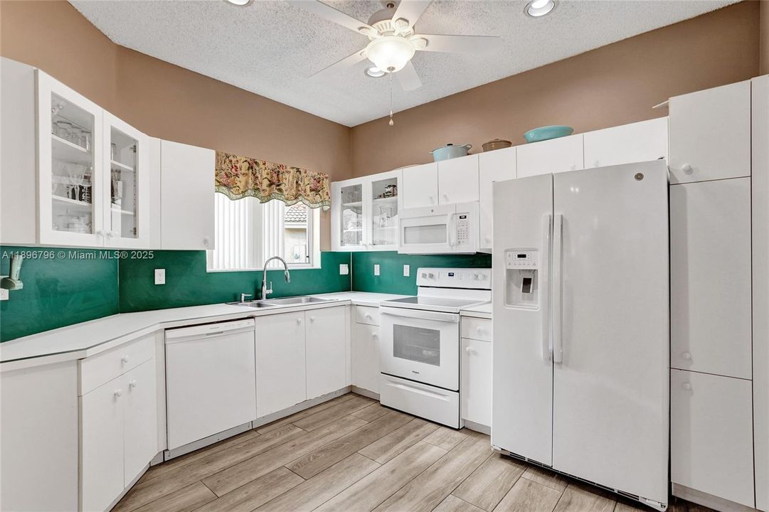 合同活跃: $460,000 (3 贝兹, 2 浴室, 1292 平方英尺)