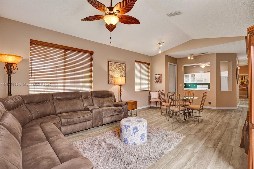 合同活跃: $460,000 (3 贝兹, 2 浴室, 1292 平方英尺)