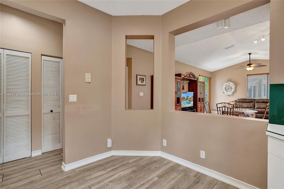 合同活跃: $460,000 (3 贝兹, 2 浴室, 1292 平方英尺)