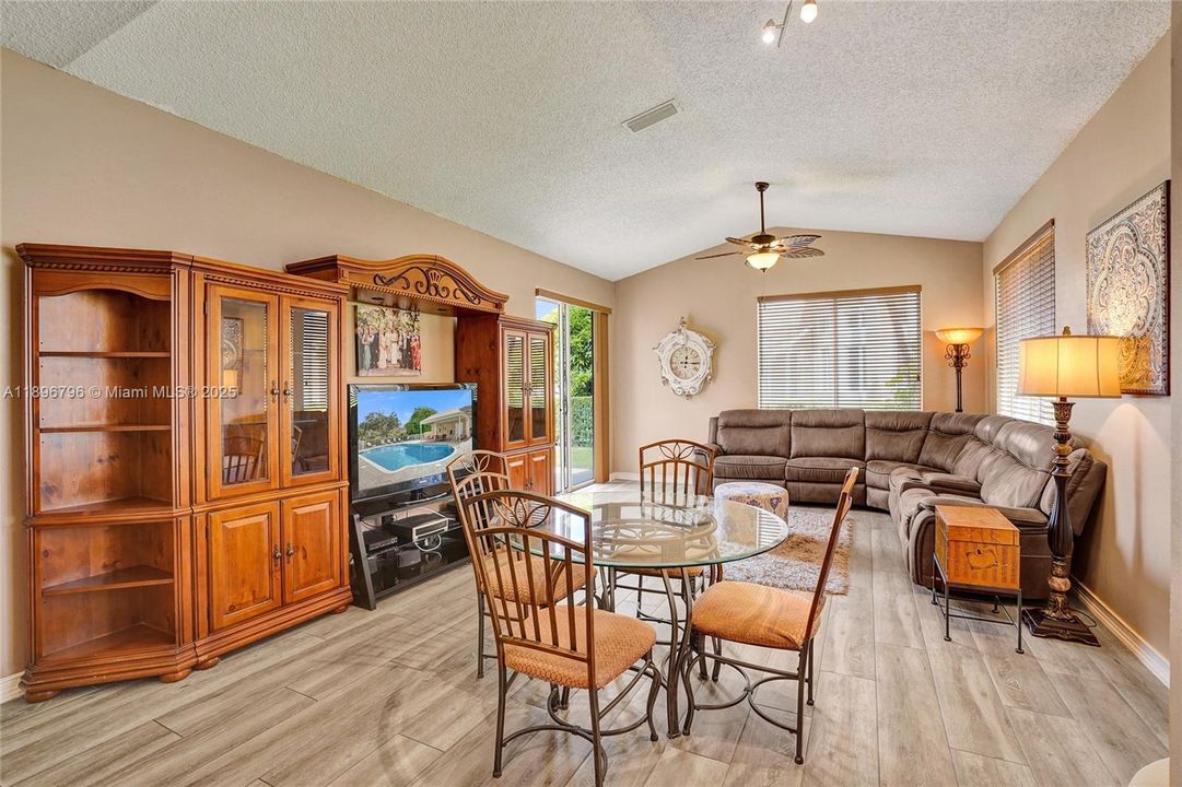 合同活跃: $460,000 (3 贝兹, 2 浴室, 1292 平方英尺)