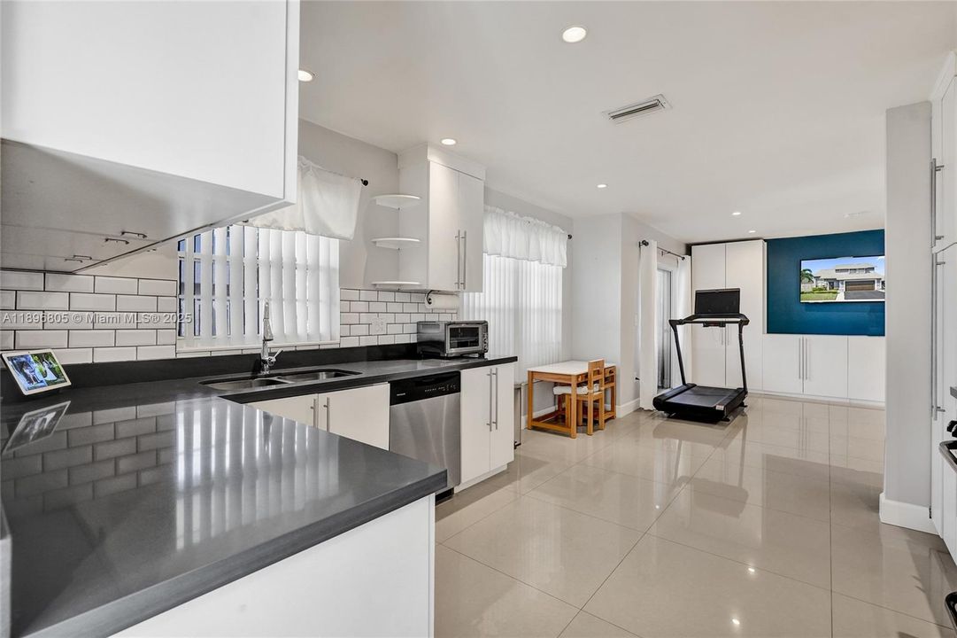 Recently Sold: $610,000 (4 beds, 2 baths, 1876 Square Feet)