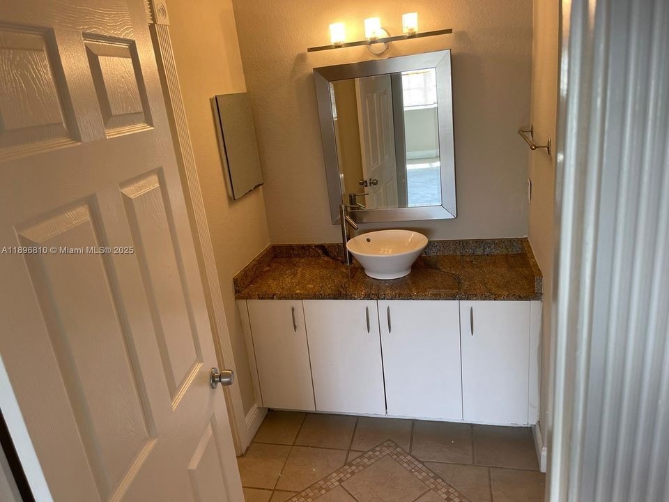 Recientemente alquilado: $1,950 (2 camas, 1 baños, 914 Pies cuadrados)