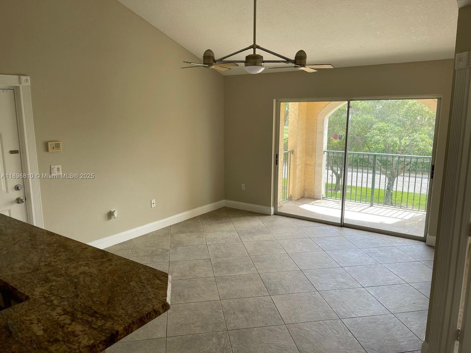 Recientemente alquilado: $1,950 (2 camas, 1 baños, 914 Pies cuadrados)