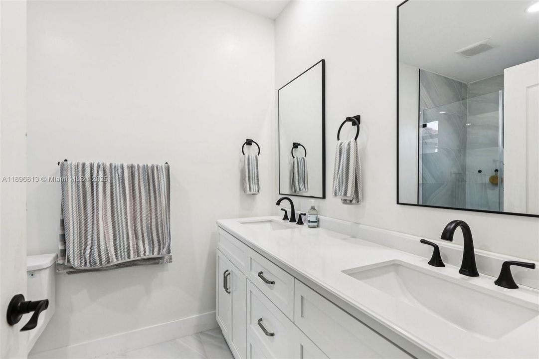 合同活跃: $430,000 (2 贝兹, 2 浴室, 996 平方英尺)