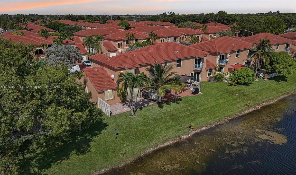 合同活跃: $430,000 (2 贝兹, 2 浴室, 996 平方英尺)