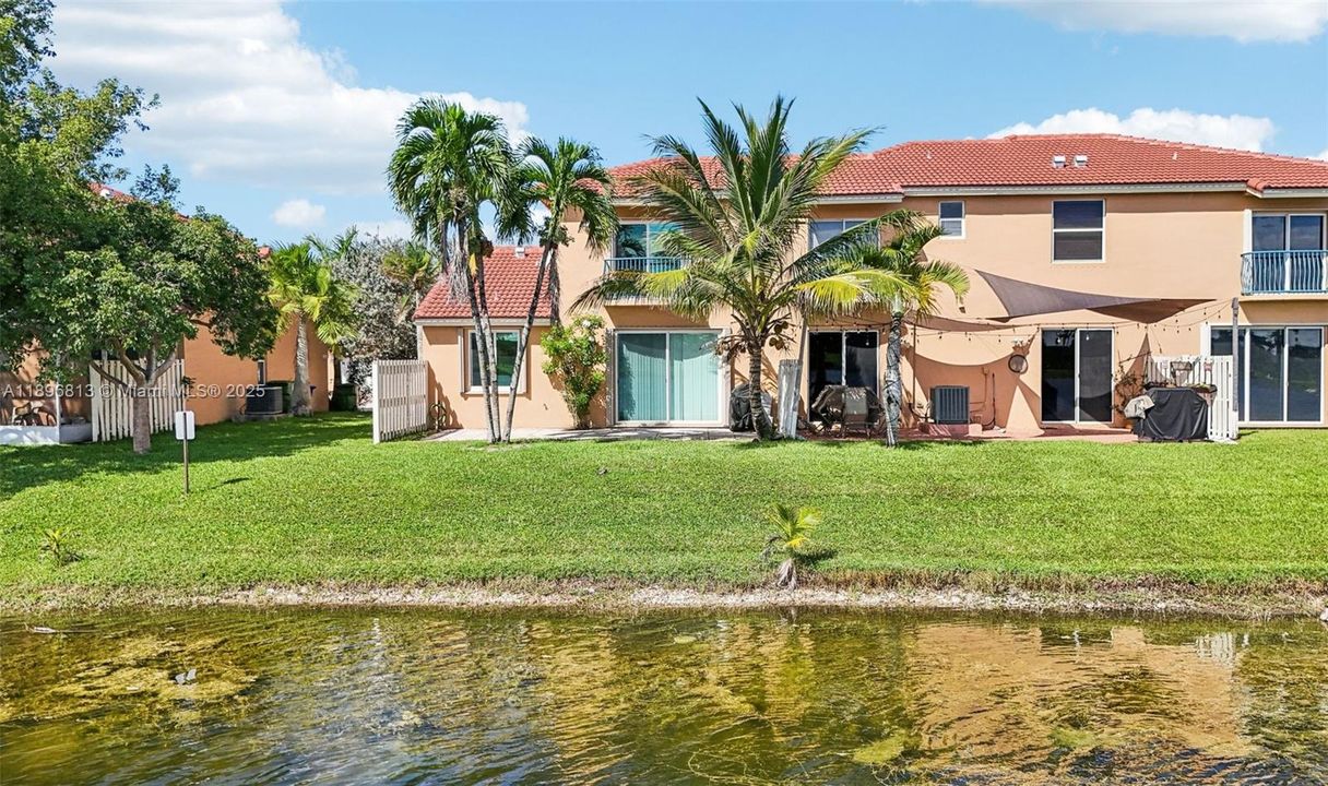 合同活跃: $430,000 (2 贝兹, 2 浴室, 996 平方英尺)