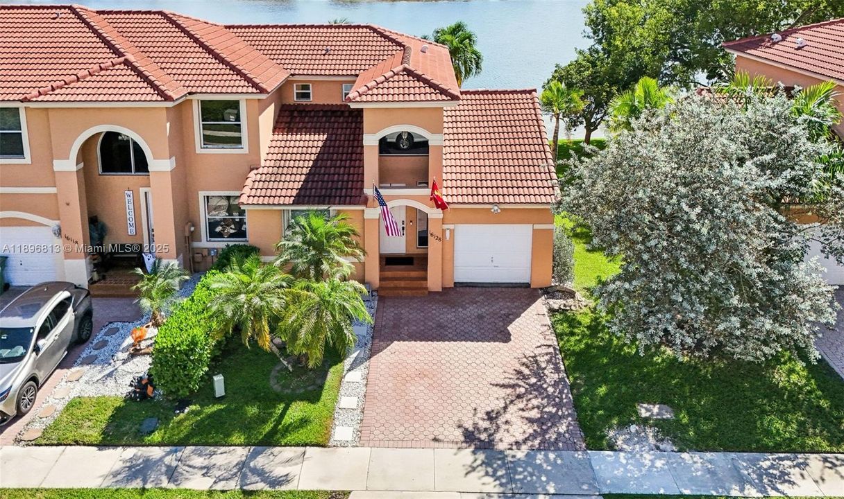 合同活跃: $430,000 (2 贝兹, 2 浴室, 996 平方英尺)