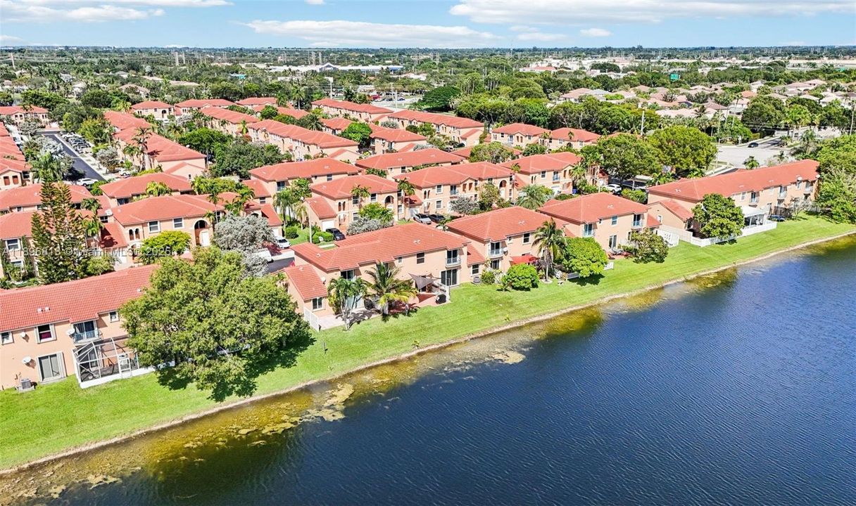 合同活跃: $430,000 (2 贝兹, 2 浴室, 996 平方英尺)