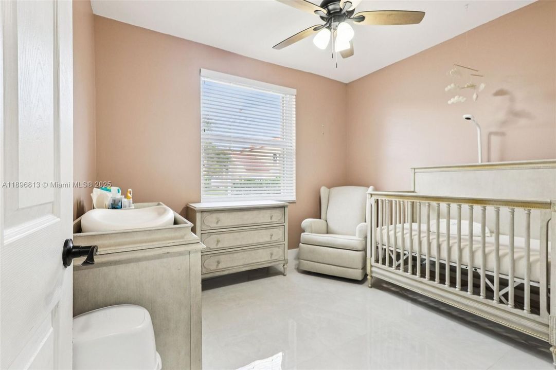 合同活跃: $430,000 (2 贝兹, 2 浴室, 996 平方英尺)