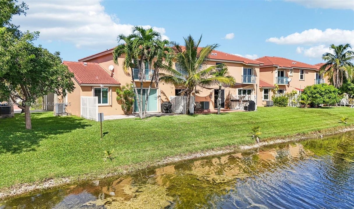 合同活跃: $430,000 (2 贝兹, 2 浴室, 996 平方英尺)