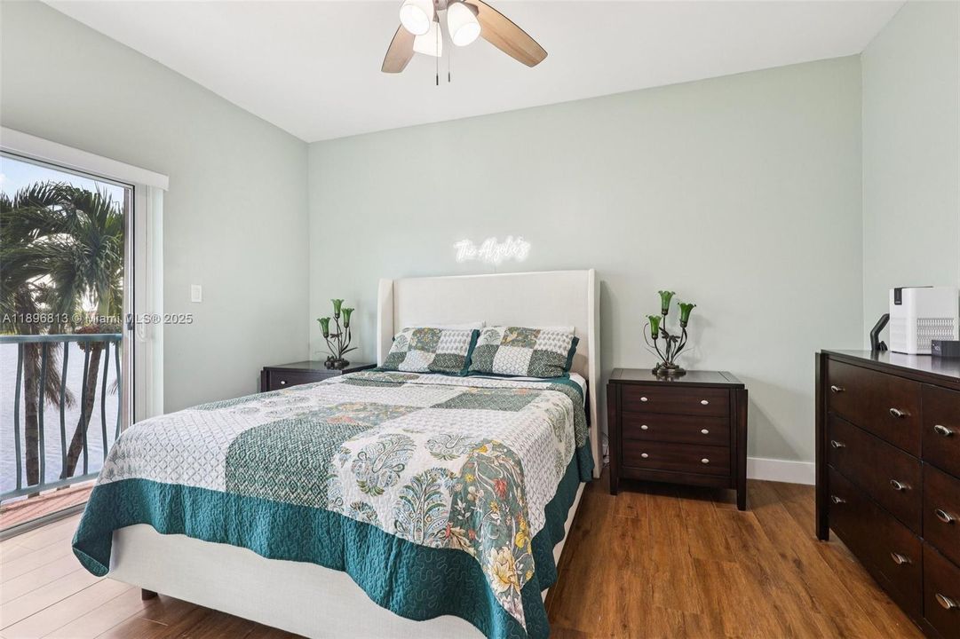 合同活跃: $430,000 (2 贝兹, 2 浴室, 996 平方英尺)