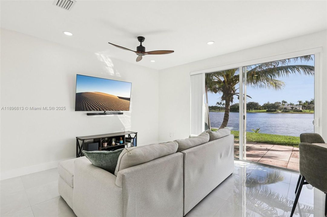 合同活跃: $430,000 (2 贝兹, 2 浴室, 996 平方英尺)