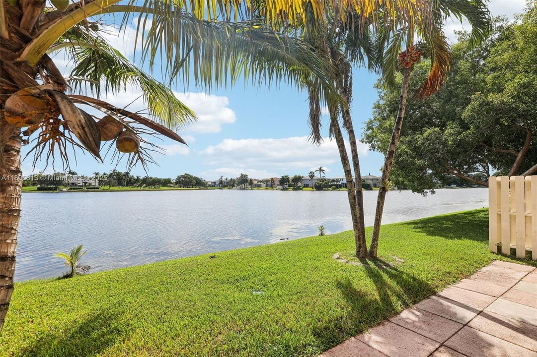 合同活跃: $430,000 (2 贝兹, 2 浴室, 996 平方英尺)