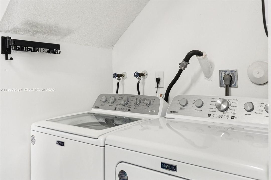 合同活跃: $430,000 (2 贝兹, 2 浴室, 996 平方英尺)