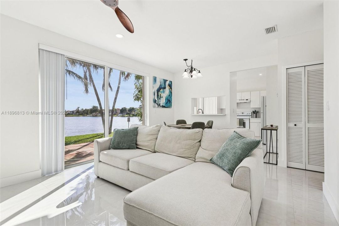 合同活跃: $430,000 (2 贝兹, 2 浴室, 996 平方英尺)