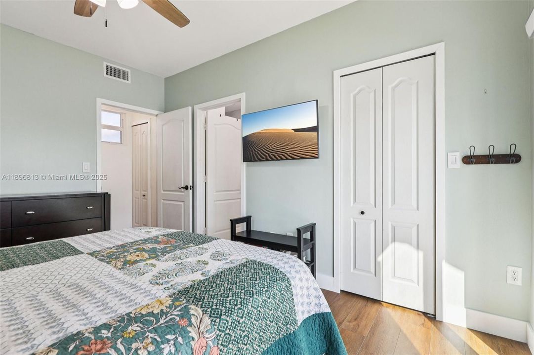 合同活跃: $430,000 (2 贝兹, 2 浴室, 996 平方英尺)