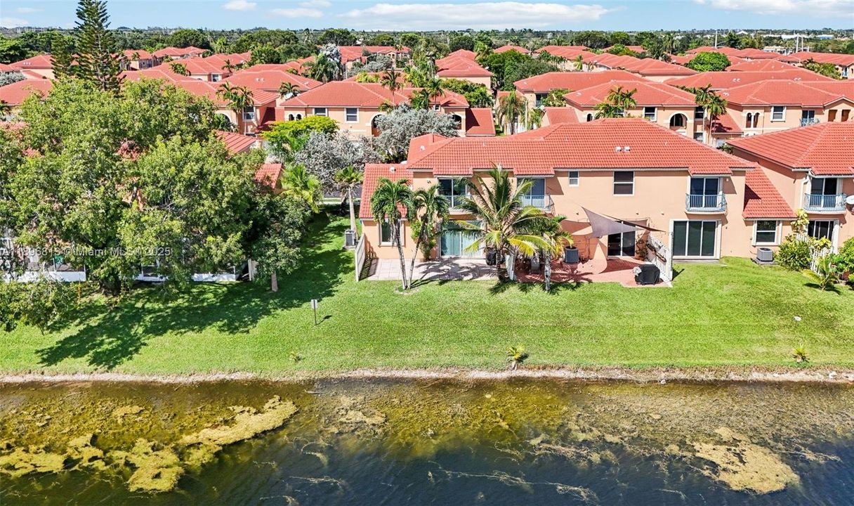 合同活跃: $430,000 (2 贝兹, 2 浴室, 996 平方英尺)