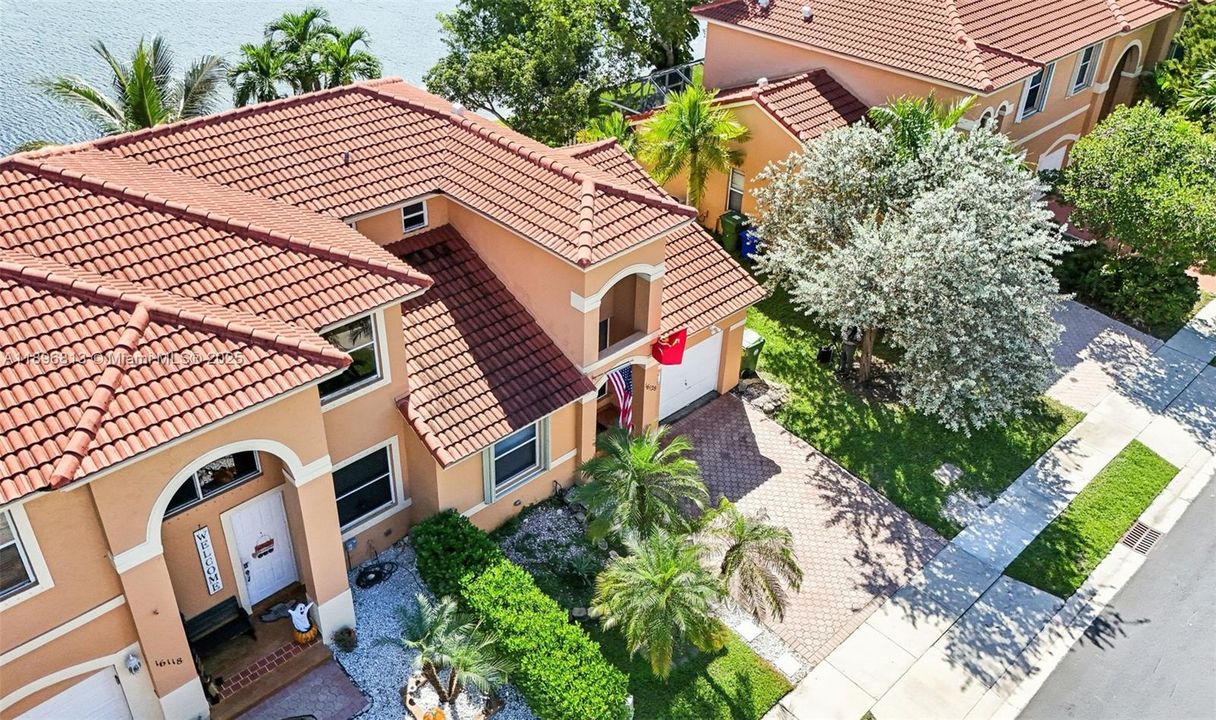 合同活跃: $430,000 (2 贝兹, 2 浴室, 996 平方英尺)