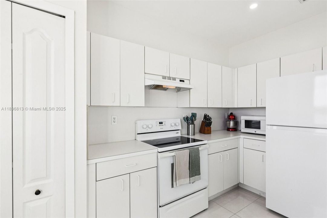 合同活跃: $430,000 (2 贝兹, 2 浴室, 996 平方英尺)