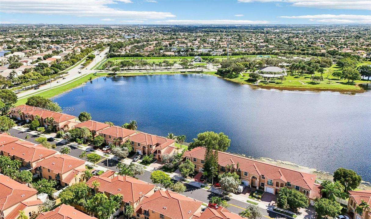 合同活跃: $430,000 (2 贝兹, 2 浴室, 996 平方英尺)