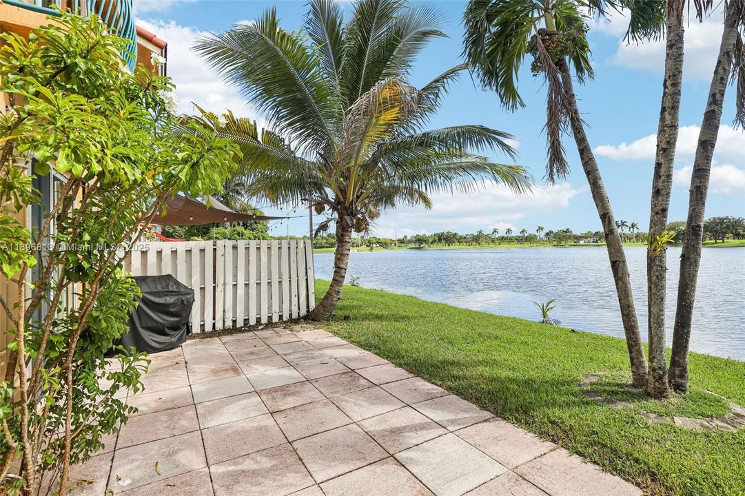 合同活跃: $430,000 (2 贝兹, 2 浴室, 996 平方英尺)