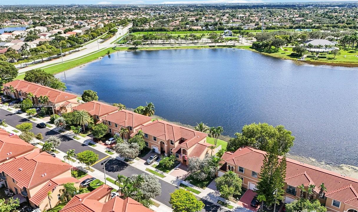 合同活跃: $430,000 (2 贝兹, 2 浴室, 996 平方英尺)