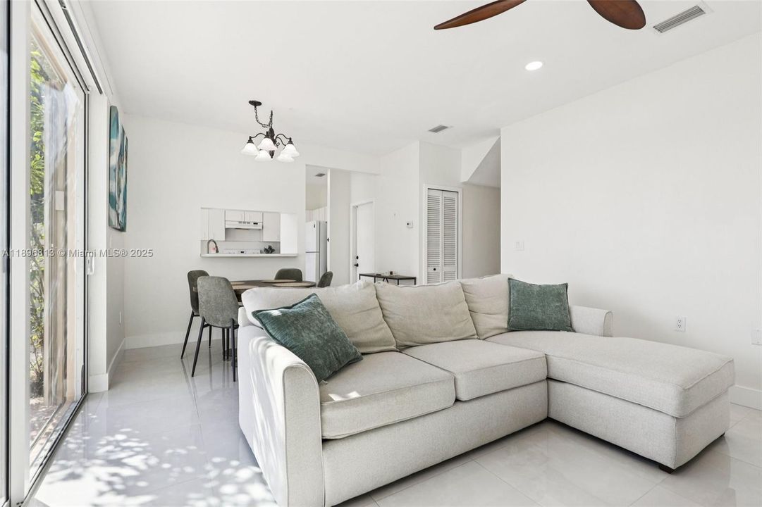 合同活跃: $430,000 (2 贝兹, 2 浴室, 996 平方英尺)